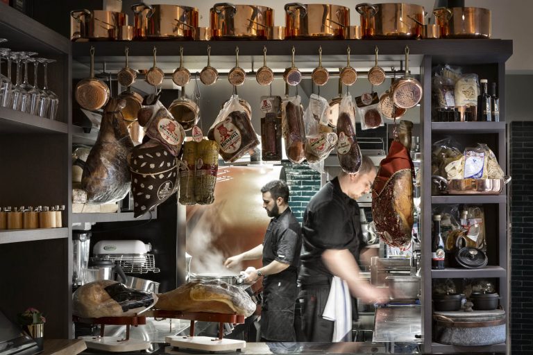 Chef e cuochi all'opera in una cucina a vista