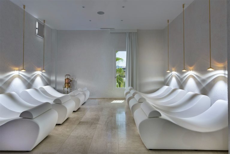Una delle sale della spa dell'hotel con moderni lettini ergonomici