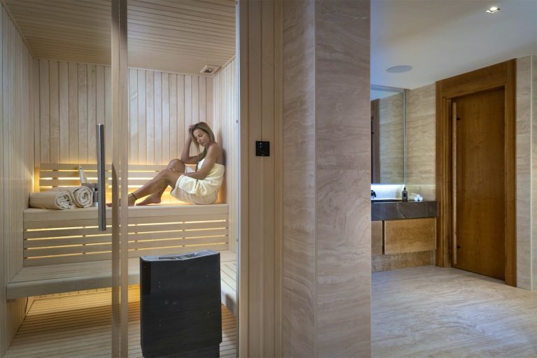 Una ospite si rilassa durante una sauna finlandese nella SPA dell'hotel