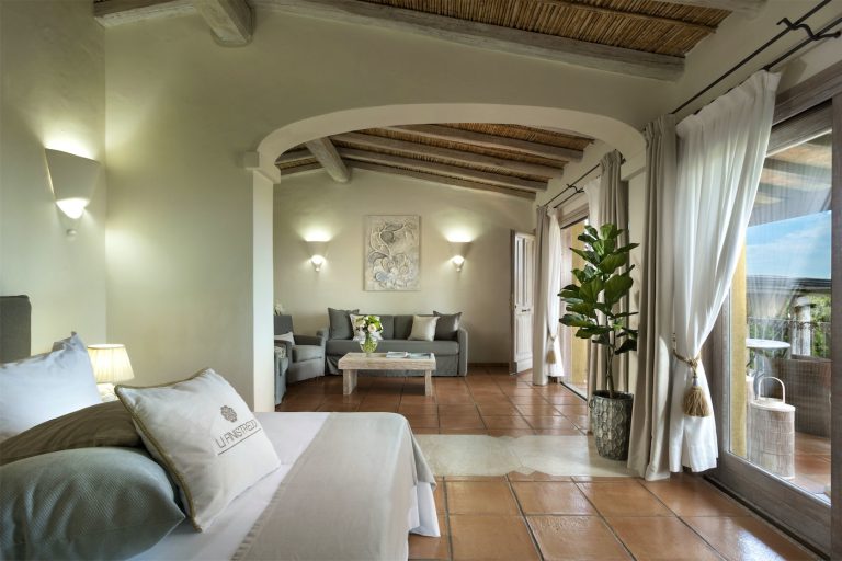 Una delle suite dell'hotel con grandi spazi intercomunicanti, divisi da un arco i muratura