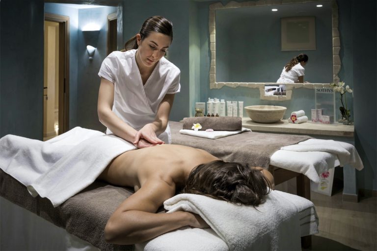 una operatrice della SPA esegue un massaggio su un cliente dell'hotel