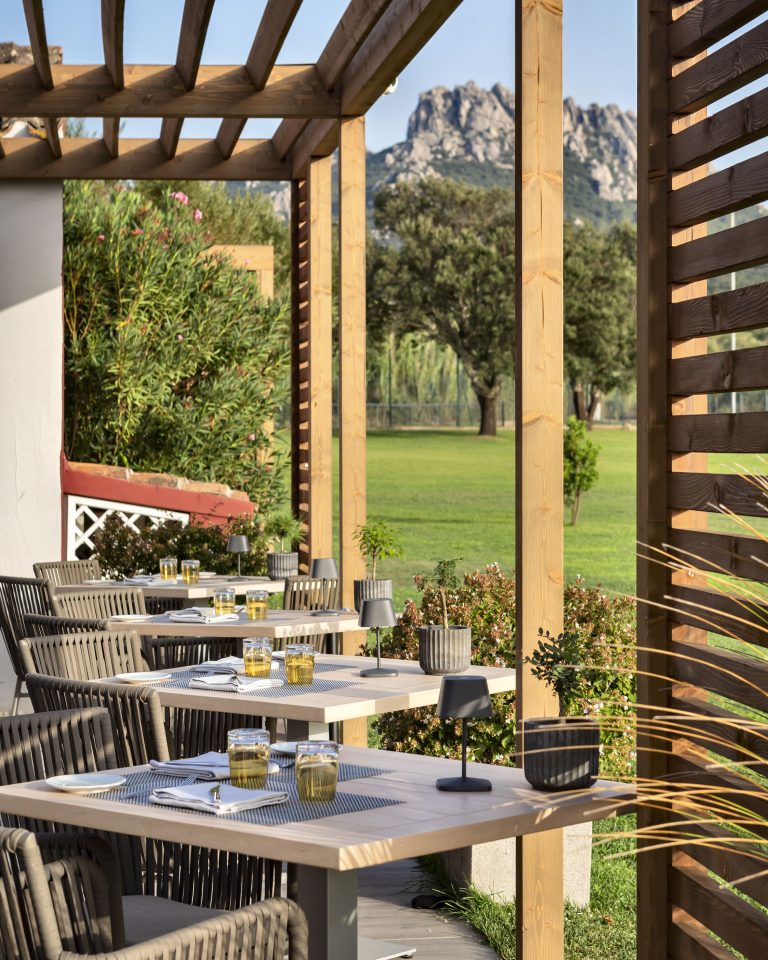 Tavoli sotto una moderna pergola in legno
