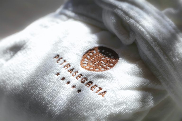 asciugamano in cotone della SPA con ricamati il logo ed il nome del Petra Segreta Resort